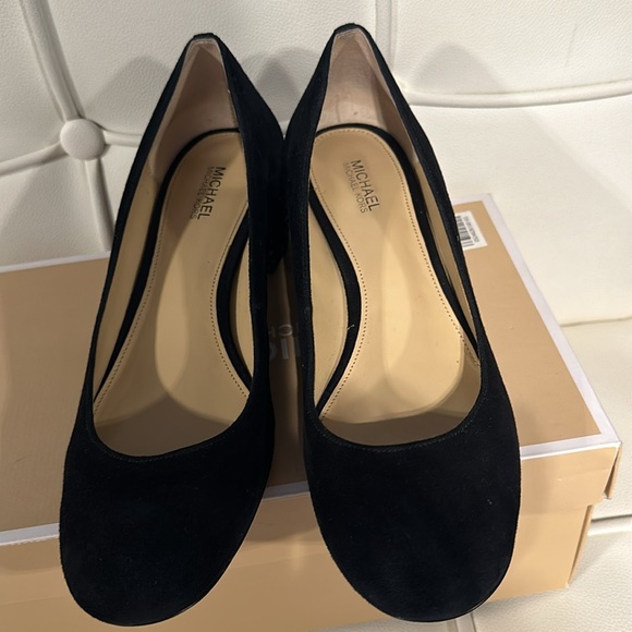 MICHAEL KORS ARABELLA BLACK SUEDE LEATHER STUDDED PUMPS SHOES 7.5M WORN ONCE - Picture 3 of 10